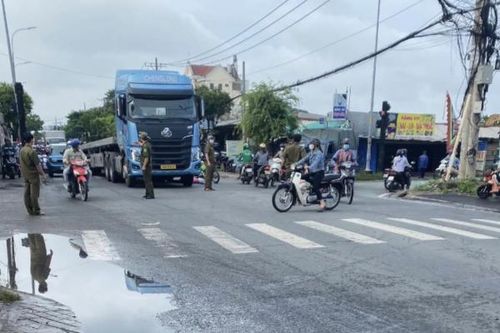 Đi xe máy chuyển hướng bất cẩn khiến người ngồi sau bị tai nạn tử vong