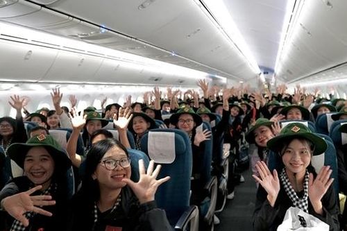Chuyến bay đặc biệt đưa hơn 360 chiến sĩ hoàn thành nhiệm vụ A80 về TP Hồ Chí Minh