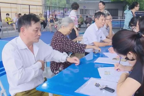 Niềm vui của người dân Hà Nội khi nhận quà Quốc khánh