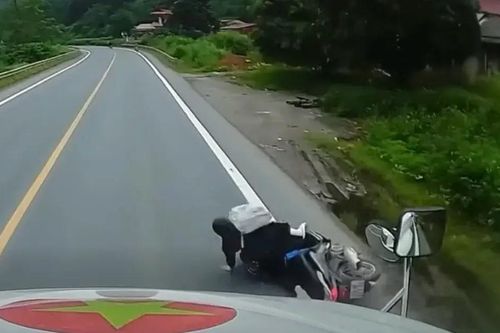 Nguy hiểm khi xe máy vượt ẩu trên đường đèo
