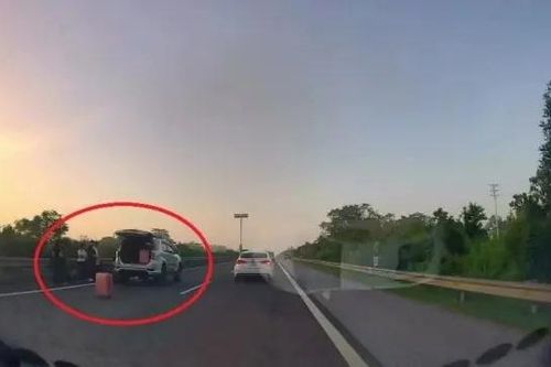 Ô tô thay lốp ở ngay làn đường xe chạy 120 km/h