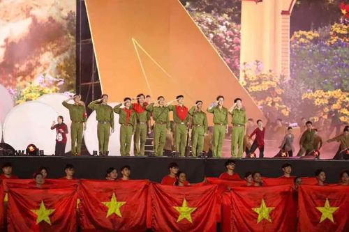 Dàn diễn viên 'Mưa đỏ' gây xúc động với 'Còn gì đẹp hơn'