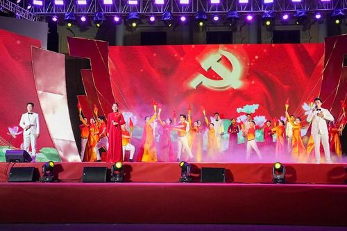 Hàng nghìn người dân Hải Phòng hòa chung nhịp cảm xúc tại chương trình nghệ thuật 'Vang mãi bản hùng ca'
