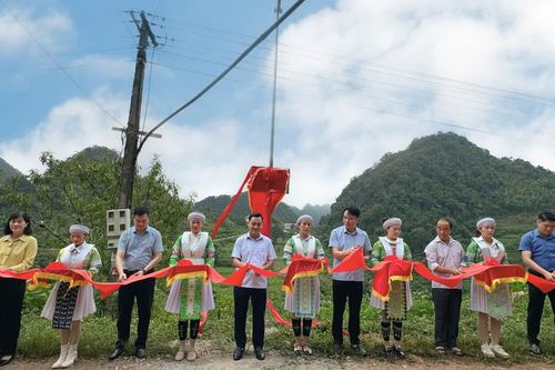 Xã Hòa An khánh thành công trình 'Thắp sáng đường quê' và 'Tiếp sức đến trường' tại xóm Ca Rài