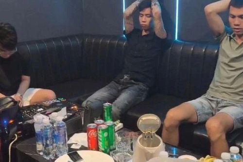 Cảnh sát đột kích quán bar ở Đà Nẵng, 4 khách 'VIP' đang làm chuyện động trời, hành vi của 2 nhân viên còn đáng xấu hổ hơn