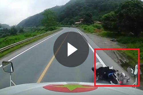 Clip: Cô gái đi xe máy ngã lao vào đầu xe container sau cú vượt ẩu kinh hoàng