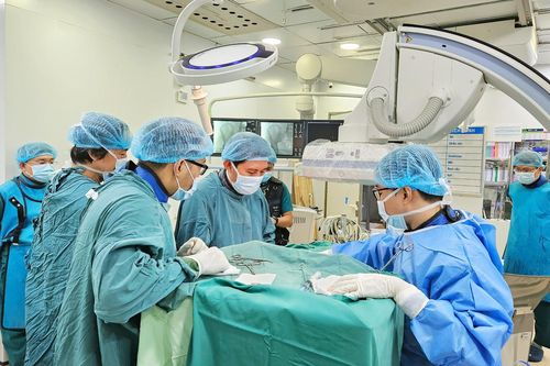 Đau bụng 3 tuần, đi khám phát hiện lồng ruột do khối u manh tràng
