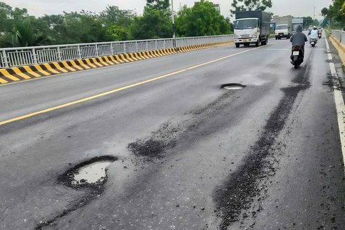 Vừa sửa chữa được 8 tháng, cầu Hồ ở Bắc Ninh lại chi chít ổ voi, ổ gà