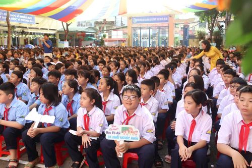 Tất cả trường học ở TP.HCM không nhận hoa chúc mừng khai giảng