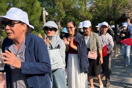 Đông đảo người dân thăm viếng Khu mộ Đại tướng Võ Nguyên Giáp dịp 2/9