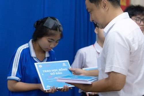 TPHCM trao học bổng đỡ đầu cho trẻ em mồ côi do COVID-19
