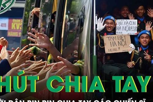 Khoảnh khắc người dân bịn rịn vẫy tay chào tạm biệt các chiến sĩ tham gia diễu binh