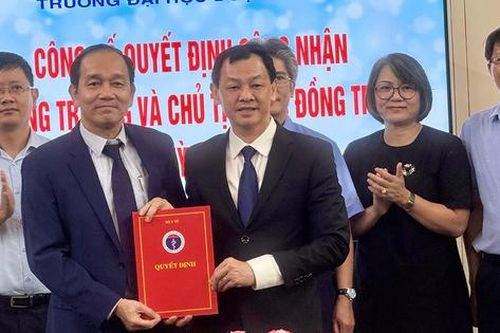 Trao quyết định công nhận Hội đồng trường và Chủ tịch Hội đồng trường Đại học Dược Hà Nội