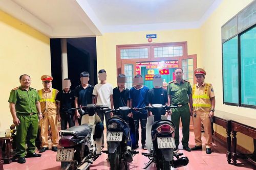 Đầu trần, vừa đi xe máy vừa đạp nhau, nhóm thanh thiếu niên bị triệu tập