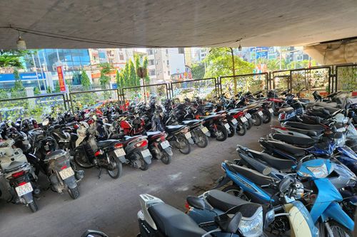 Hà Nội yêu cầu di dời ngay các bãi trông giữ xe ra khỏi gầm cầu