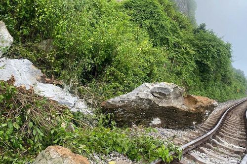 Quảng Trị: Sạt lở đá núi xô lệch đường sắt khiến tàu hỏa ách tắc