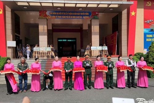 TP Hồ Chí Minh: Khai mạc triển lãm ảnh '80 năm lực lượng vũ trang thành phố anh hùng'