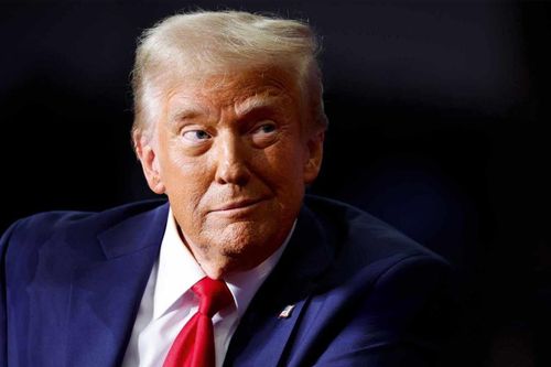 Xuất bản toàn cầu 'rúng động' trước thuế bưu kiện của ông Trump