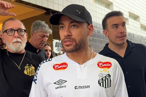 Người lạ để Neymar thừa kế 1 tỷ USD