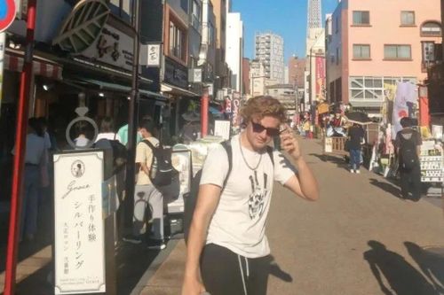 Du khách gây phẫn nộ vì uống đồ cúng ở nghĩa trang Nhật Bản