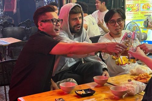 Gerard Pique uống bia, ăn nem chua rán ở Hà Nội