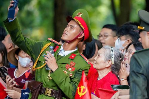 Tình yêu nước của cụ bà 70 tuổi, nữ chiến sĩ và anh bán cam ép