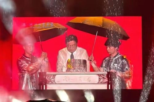 Bức ảnh sinh viên che ô khiến hiệu trưởng ướt sũng gây 'bão mạng' TQ