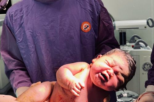 Bé gái chào đời nặng 6,2 kg