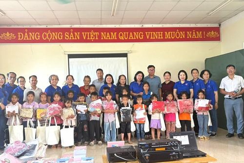 Trao hơn 100 suất quà cho trẻ em khuyết tật, mồ côi tại xã Xa Dung
