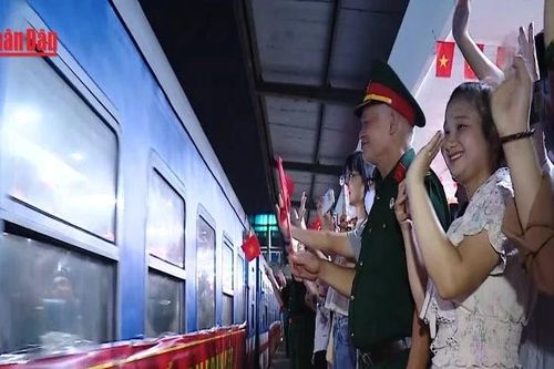 Xúc động tiễn các chiến sĩ A80 rời Thủ đô