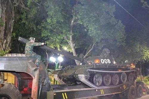 Dàn xe pháo quân sự thực hiện nhiệm vụ A80 hành quân trong đêm trở về đơn vị
