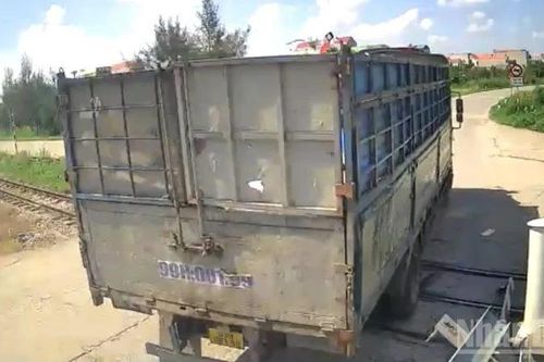 Nhiều phương tiện vẫn cố tình vượt, đâm va cần chắn đường sắt