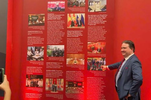 Đại sứ Mỹ Marc Knapper: 'Ấn tượng khi được trải nghiệm' tại triển lãm '95 năm cờ Đảng soi đường'