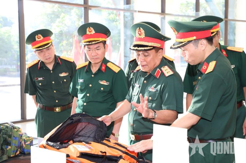 Trung tướng Trần Minh Đức kiểm tra Viện Kiểm nghiệm, nghiên cứu dược và trang thiết bị y tế Quân đội