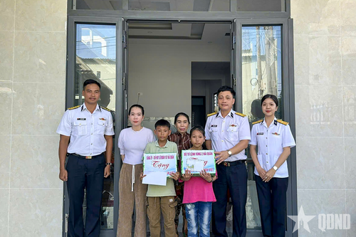 Lữ đoàn 167 Hải quân tặng quà con ngư dân được được đơn vị nhận đỡ đầu