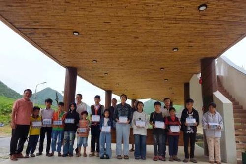Trao hàng chục suất quà cho các em học sinh nghèo vượt khó trước thềm năm học mới