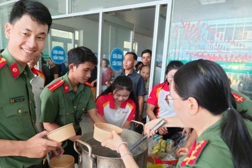 Ấm áp chương trình thiện nguyện 'Nồi cháo yêu thương'