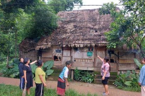 Làm xấu làng du lịch!