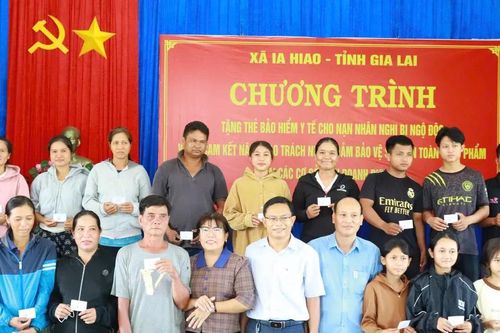 Tặng thẻ bảo hiểm y tế cho bệnh nhân nghi ngộ độc ở Gia Lai