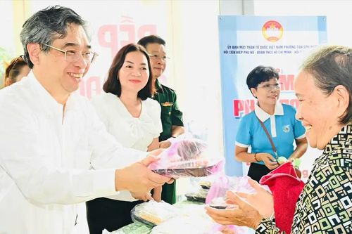 Lãnh đạo TPHCM trao suất ăn nghĩa tình đến người dân khó khăn