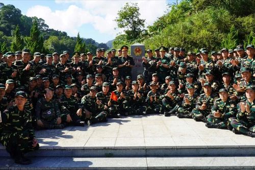 Tiễn đoàn Quân đội nhân dân Lào hoàn thành nhiệm vụ diễu binh, diễu hành trở về nước
