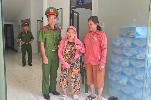 Giúp đỡ cụ bà ngoài 80 tuổi ở Hà Nội đi lạc trở về với gia đình
