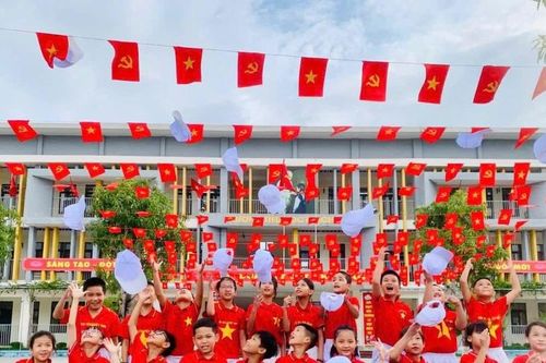 Trường học Hà Tĩnh rực rỡ cờ hoa chào đón ngày khai giảng