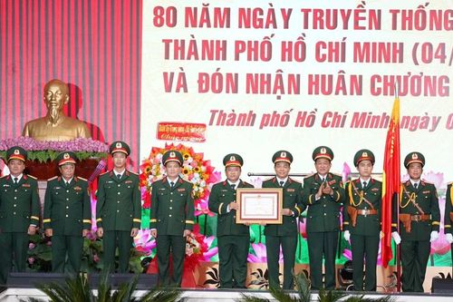 Lực lượng vũ trang TPHCM đón nhận Huân chương Quân công hạng Ba