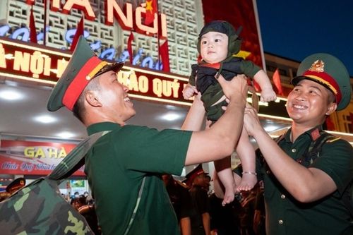 Người dân, giới trẻ Thủ đô xúc động tạm biệt khối A80 trở về đơn vị