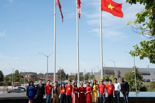 Cộng đồng người Việt trang trọng tổ chức lễ thượng cờ trên khắp Canada