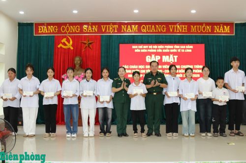 Gặp mặt các cháu học sinh, sinh viên trong chương trình 'Nâng bước em tới trường - Con nuôi đồn biên phòng'