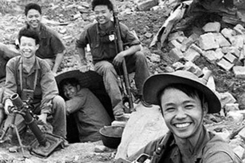 Bức ảnh người lính với 'Nụ cười chiến thắng' gây sốt khi xuất hiện ở cuối phim 'Mưa đỏ'