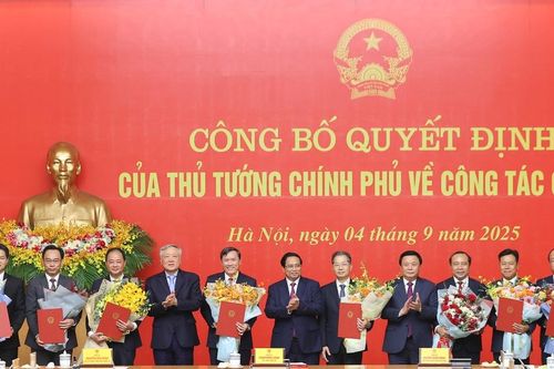Thủ tướng Phạm Minh Chính trao quyết định bổ nhiệm lãnh đạo 8 bộ, cơ quan