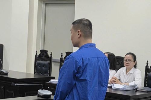 Tài xế lấy búa đánh người vì '30 phút vẫn chưa được di chuyển'